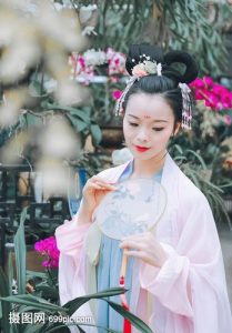 向好友发不雅照是否违法？法律边界需厘清，专家指出网传结论系误读