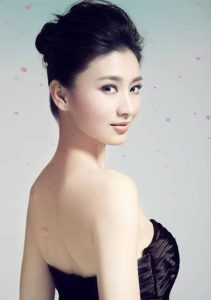 张翰秋瓷炫挽手同行引热议：综艺尺度与艺人互动的界限思考