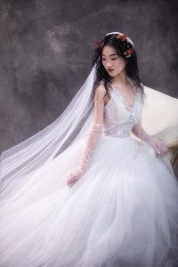 芒果树疯长逾六层楼高，巨型树冠遮天蔽日致居民全天开灯